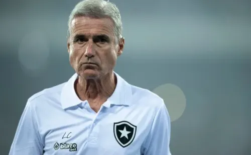 Luis Castro está pressionado no Botafogo (Foto: Jorge Rodrigues/AGIF)