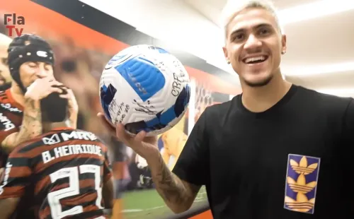 Foto: FLA TV/YouTube – Pedro recebe a bola que lhe foi rejeitada na Libertadores