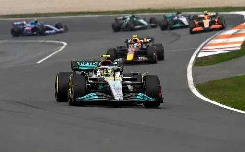 Hamilton à frente do pelotão. Créditos: Dan Mullan/Getty Images