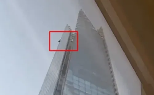 Homem escalou o prédio pelo lado de fora e foi preso em seguida - Foto: Twitter