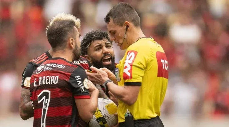Foto: Jorge Rodrigues/AGIF - Árbitro expulsou Gabigol e Jô.
