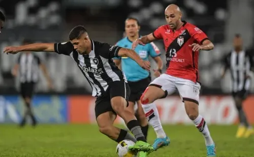 Foto: Thiago Ribeiro/AGIF/ Dudu em campo contra o Atlético-MG.