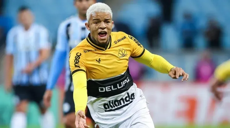 Foto: Pedro H. Tesch/AGIF - Rafael Bilu está no sexto clube da carreira.