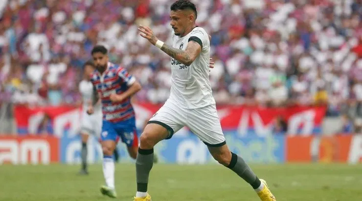 Foto: Vitor Silva/Botafogo/Divulgação - Tiquinho Soares: estreou contra o Fortaleza e recebeu elogios