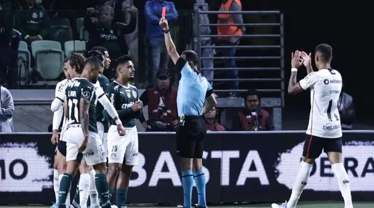 Foto: Ettore Chiereguini/AGIF - Árbitro voltou atrás na decisão e deu cartão vermelho ao defensor do Palmeiras.