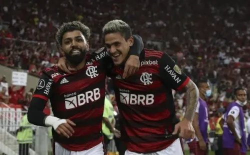 Gabigol, à direita, abraçado com Pedro, à esquerda, comemorando gol marcado pelo Flamengo
