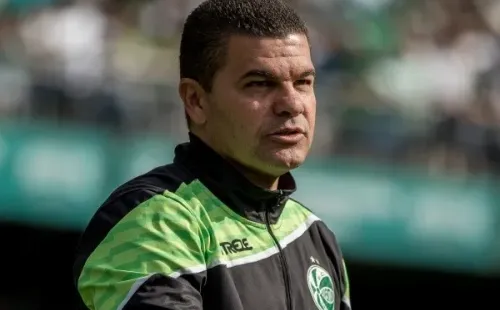 PR - Curitiba - 10/07/2022 - BRASILEIRO A 2022, CORITIBA X JUVENTUDE - Umberto Louzer tecnico do Juventude durante partida contra o Coritiba no estadio Couto Pereira pelo campeonato Brasileiro A 2022. Foto: Robson Mafra/AGIF