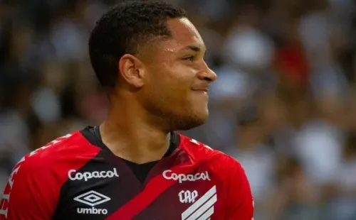 Foto: Fernando Moreno/AGIF – Vitor Roque, com edema na coxa, ficará fora do Athletico por duas semanas