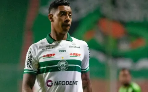 Foto: Fernando Moreno/AGIF – Alef Manga tem futuro incerto no Coritiba