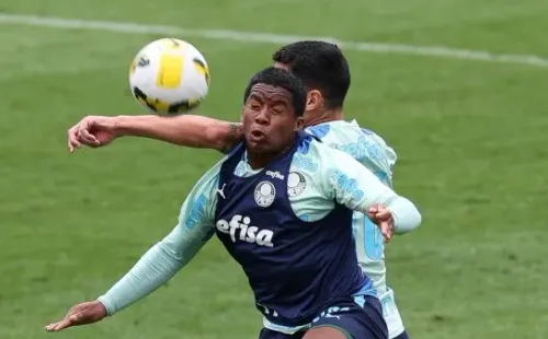 Foto: Cesar Greco – Endrick sobe em dividida com Luan em treino no Palmeiras