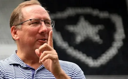 Foto: Vitor Silva/Botafogo – John Textor ficou de dar resposta à Joma nas próximas semanas sobre patrocínio em 2023