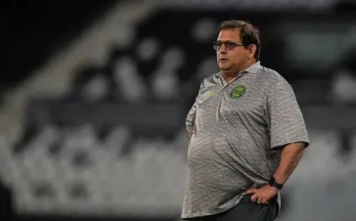 Foto: Thiago Ribeiro/AGIF – Guto Ferreira reclamou da arbitragem