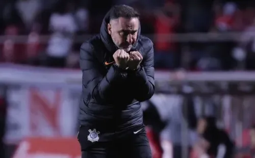 Ettore Chiereguini/AGIF/ Vítor Pereira no duelo contra o São Paulo.