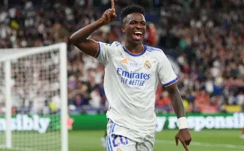 Foto: Shaun Botterill/Getty Images – Vinícius Júnior deu show contra o Atlético de Madrid, mas não escapou de práticas racistas de torcida e imprensa espanholas