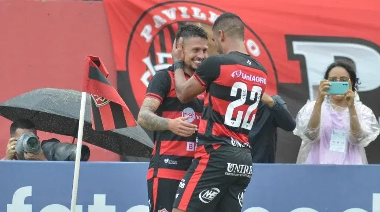 Foto: Jhony Pinho/AGIF - Tréllez e Rafinha comemorando o gol contra o Figueira.