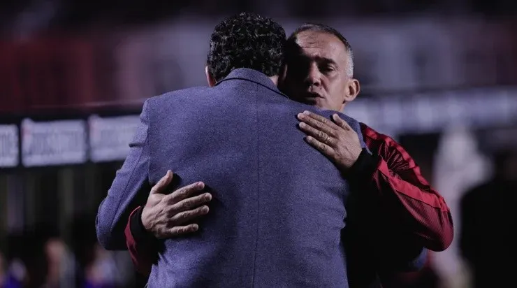 Foto: Ettore Chiereguini/AGIF - Eduardo Baptista abraçando Rogério Ceni.