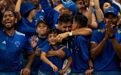 Alessandra Torres/AGIF/ Torcida comemorando.