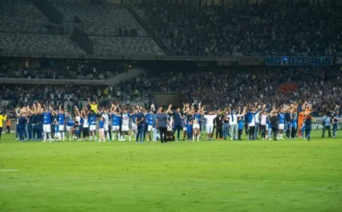 Alessandra Torres/AGIF/ Cruzeiro em campo comemorando o acesso para à Série A.