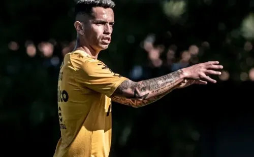 Foto: Ivan Storti/Santos FC – Carabajal deve ser o armador do Santos, com a convocação de Soteldo pela Venezuela