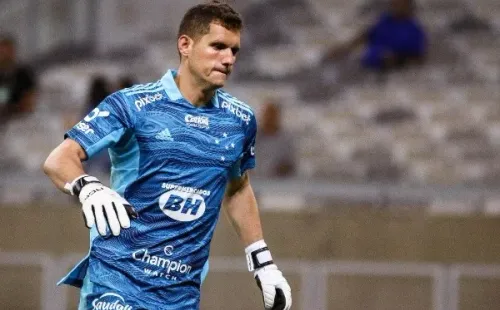 Foto: Fernando Moreno/AGIF – Rafael Cabral agora terá seu contrato prorrogado até o fim de 2025 na Toca da Raposa