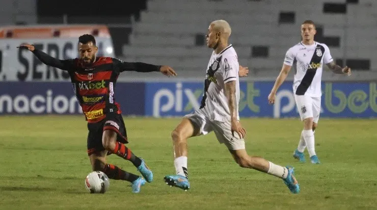 Foto: Rogério Capela/AGIF - Wallisson em ação contra o Ituano.