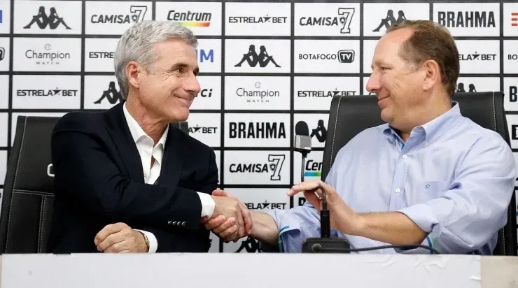 Foto: Vitor Silva/Botafogo/Divulgação - Luís Castro e Textor: técnico confia no trabalho do investidor