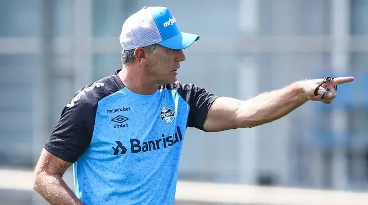 FOTO: LUCAS UEBEL/GREMIO FBPA - Renato não aliviou para Tiago Nunes e César.