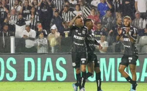 Fernanda Luz/AGIF/ Luan comemorando gol com a camisa do Santos.