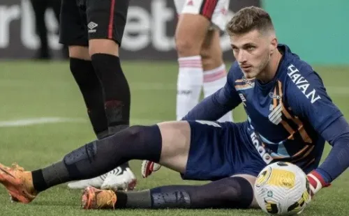 Bento em ação com a camisa do Athletico Paranaense (Foto: Robson Mafra/AGIF)