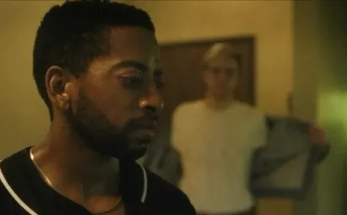 Cena em que Dahmer leva uma de suas vítimas ao apartamento – Imagem: Reprodução/Netflix