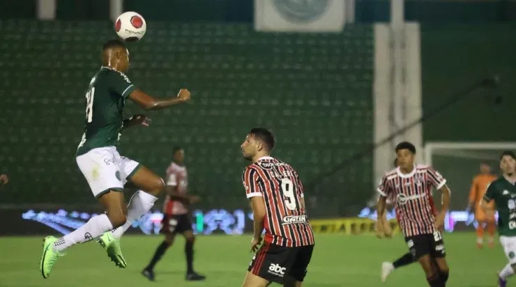 Rogério Capela/AGIF – Derlan do Guarani em disputa de bola contra Calleri do São Paulo