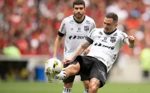 Vina está na mira do Ceará (Foto: Jorge Rodrigues/AGIF)