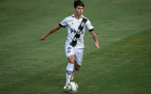 Zanocelo pertence a Ponte Preta (Foto: Rebeca Reis/AGIF)