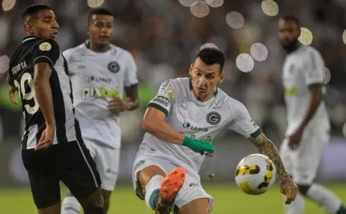 Foto: Thiago Ribeiro/AGIF – Sidimar renovou contrato com o Goiás