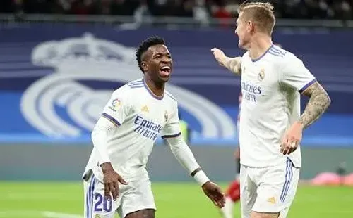 Foto: Gonzalo Arroyo Moreno/Getty Images - Kroos atua com Vinícius Jr. no Real Madrid