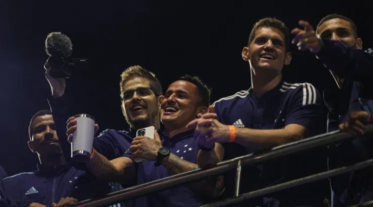 Foto: Gilson Junio/AGIF - Jogadores comemorando com a torcida.