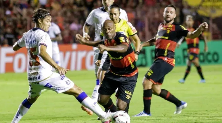 Foto: Rafael Vieira/AGIF - Love em ação no jogo contra o Náutico.