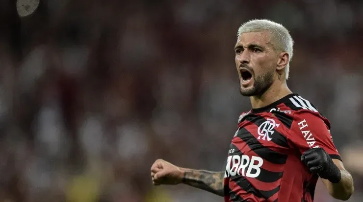 Foto: Thiago Ribeiro/AGIF - Detalhe para a proteção na mão esquerda de Arrascaeta.