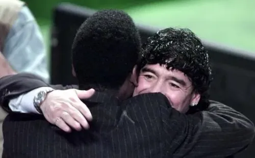 Foto: Clive Mason/ALLSPORT - Pelé e Maradona em evento da FIFA, em 2000