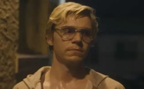 Evan Peters como Jeffrey Dahmer na série - Foto: Netflix