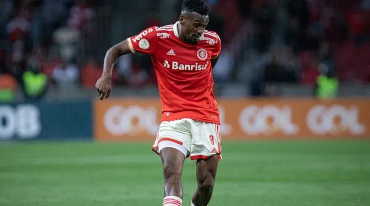 Foto: Maxi Franzoi/AGIF - Edenilson: volante deve voltar a ser titular do Colorado