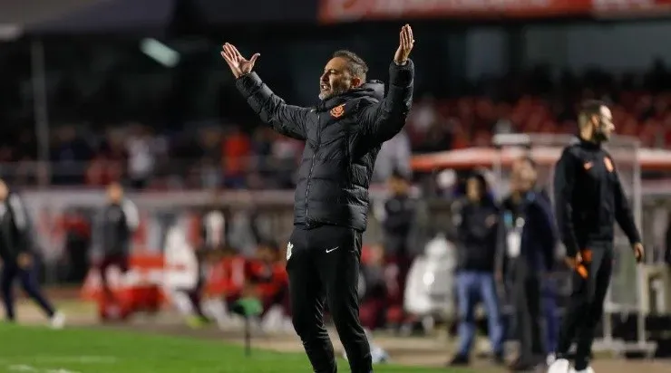 Vitor Pereira em ação pelo Corinthians. Foto:Ricardo Moreira/Getty Images