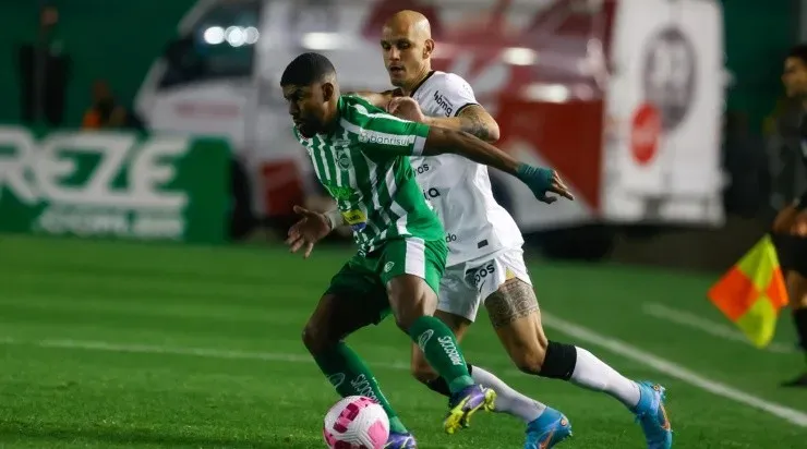 Luiz Erbes/AGIF -Capixaba, jogador do Juventude, e Fabio Santos, jogador do Corinthians, em disputa pela bola
