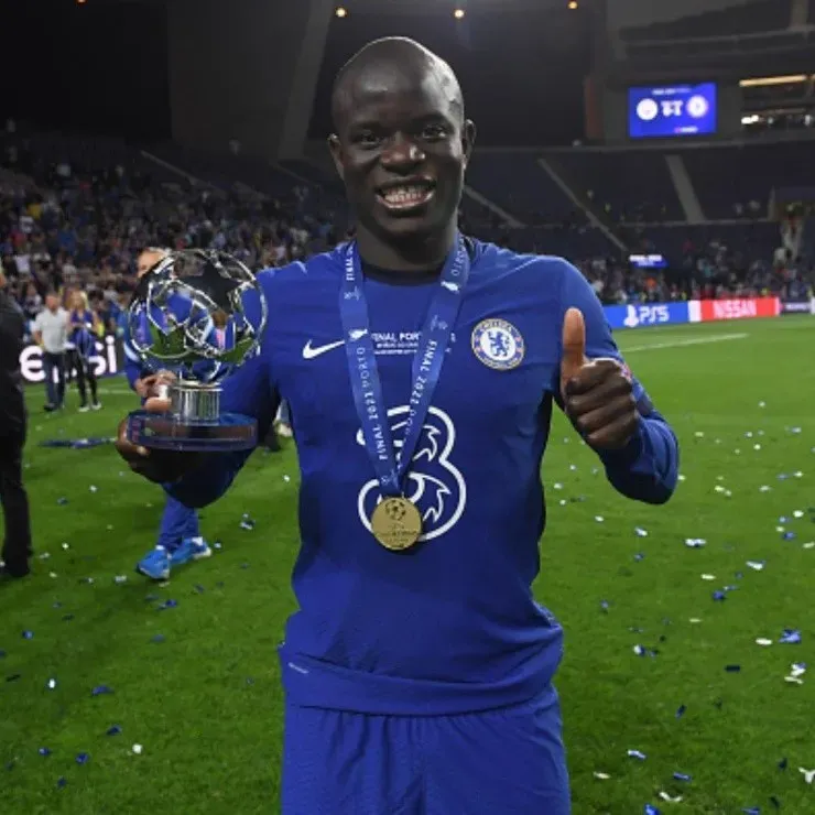 Alex Kaparros/Getty Images – Kanté segurando premiação ao conquistar a Champions League pelo Chelsea