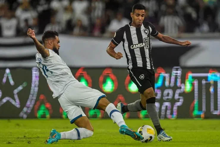 Thiago Ribeiro/AGIF -Victor Sá jogador do Botafogo disputa lance com Raniele jogador do Avaí
