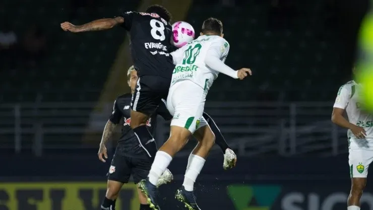 Diogo Reis/AGIF -Lucas Evangelista jogador do Bragantino disputa lance com Pepê jogador do Cuiabá