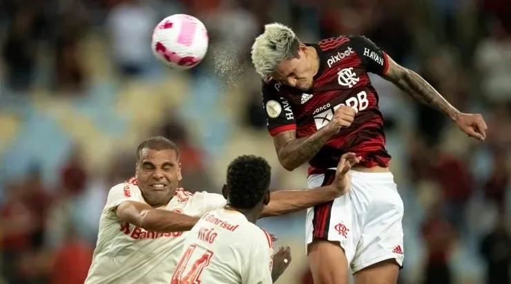 Foto: Jorge Rodrigues/AGIF - Pedro em disputa na área do Inter.