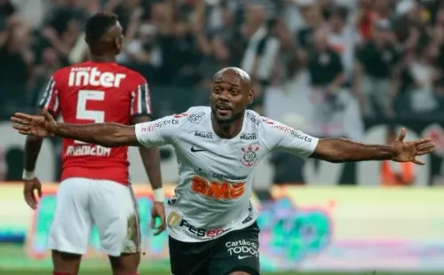 Love: Marcando contra o rival pelo Timão – Foto: Marcello Zambrana/AGIF