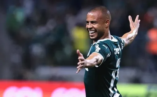 Foto: Ettore Chiereguini/AGIF – Mayke comemora seu gol na vitória do Palmeiras contra o Coritiba