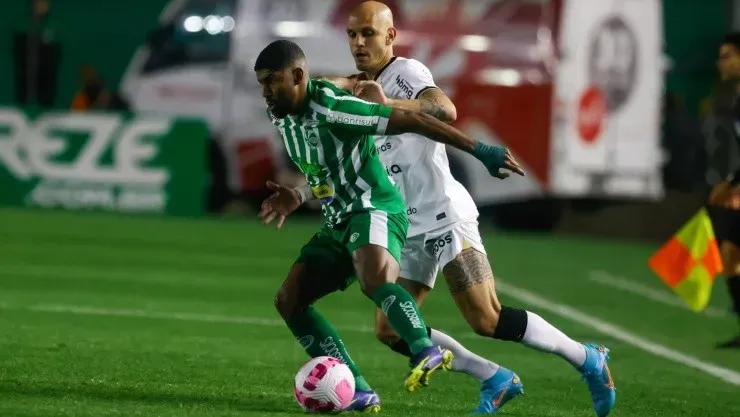 Luiz Erbes/AGIF -Capixaba, jogador do Juventude, e Fabio Santos, jogador do Corinthians, em lance da partida disputada no Estádio Alfredo Jaconi